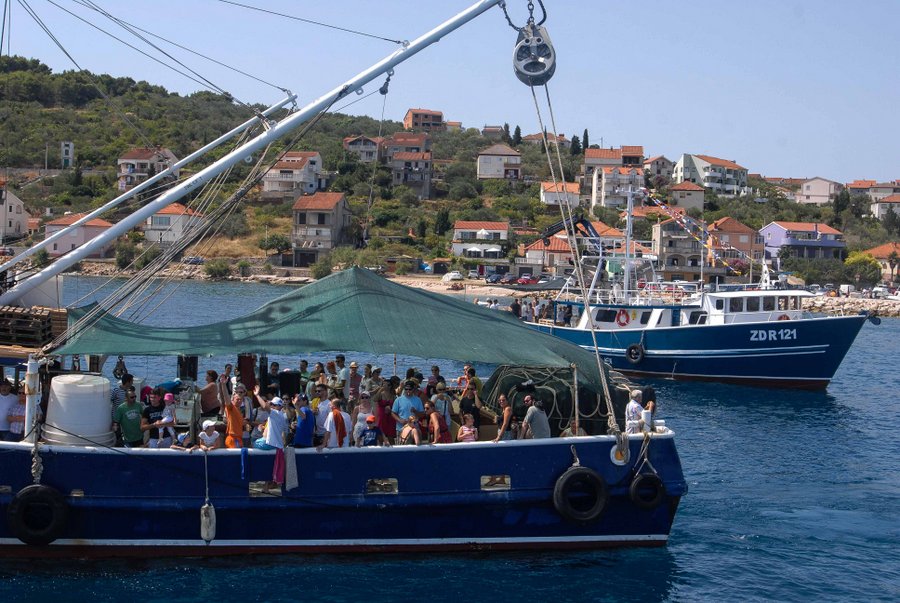 Tunuara 2016 – defile ribarica, spremanje brudeta, demonstracija ribarske vještine i koncert Zorica Kondža. Foto: TZ općine Kali/Adam Vidas Tunuara 2016 – defile ribarica, spremanje brudeta, demonstracija ribarske vještine i koncert Zorica Kondža. Foto: TZ općine Kali/Adam Vidas