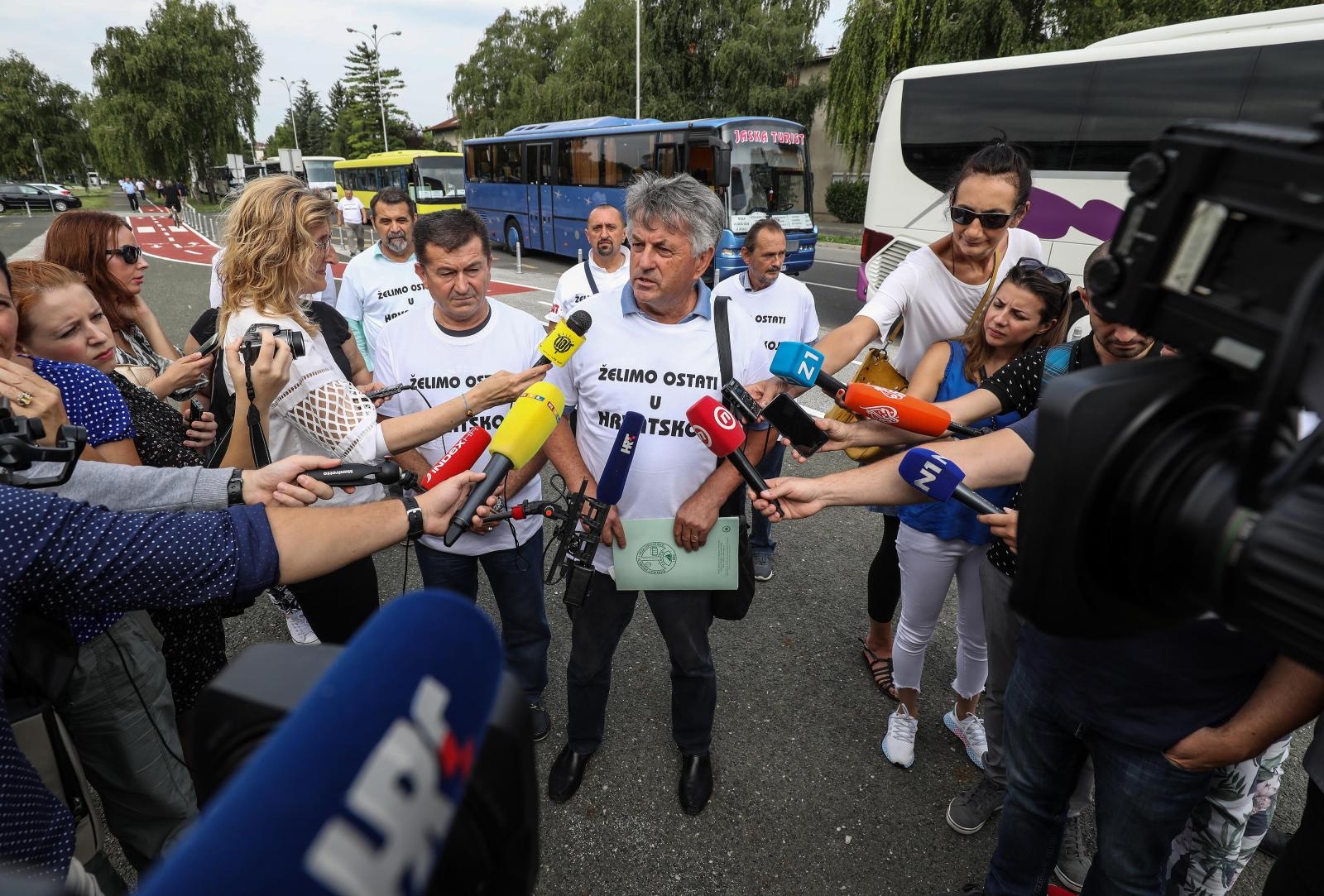 Stali autobusi, vozači upozorili: ‘Imamo 3800 kuna plaću i sad se svi čude što idemo van’ Stali autobusi, vozači upozorili: ‘Imamo 3800 kuna plaću i sad se svi čude što idemo van’