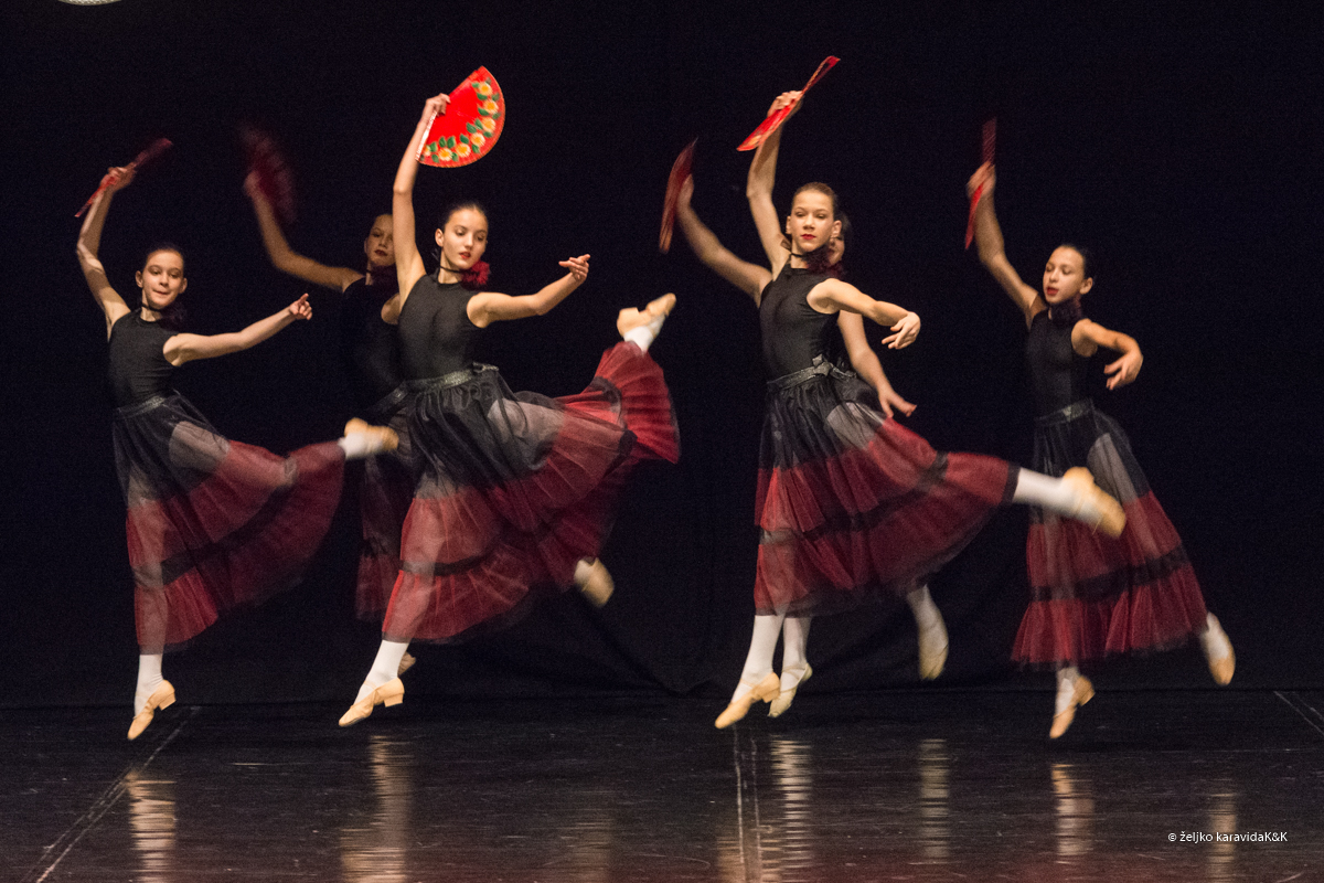 Božićna čestitka plesnog odjela Glazbene škole Blagoje Bersa
