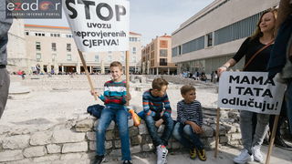 Prosvjedni skup roditelja protiv politike obaveznog cijepljenja Prosvjedni skup roditelja protiv politike obaveznog cijepljenja