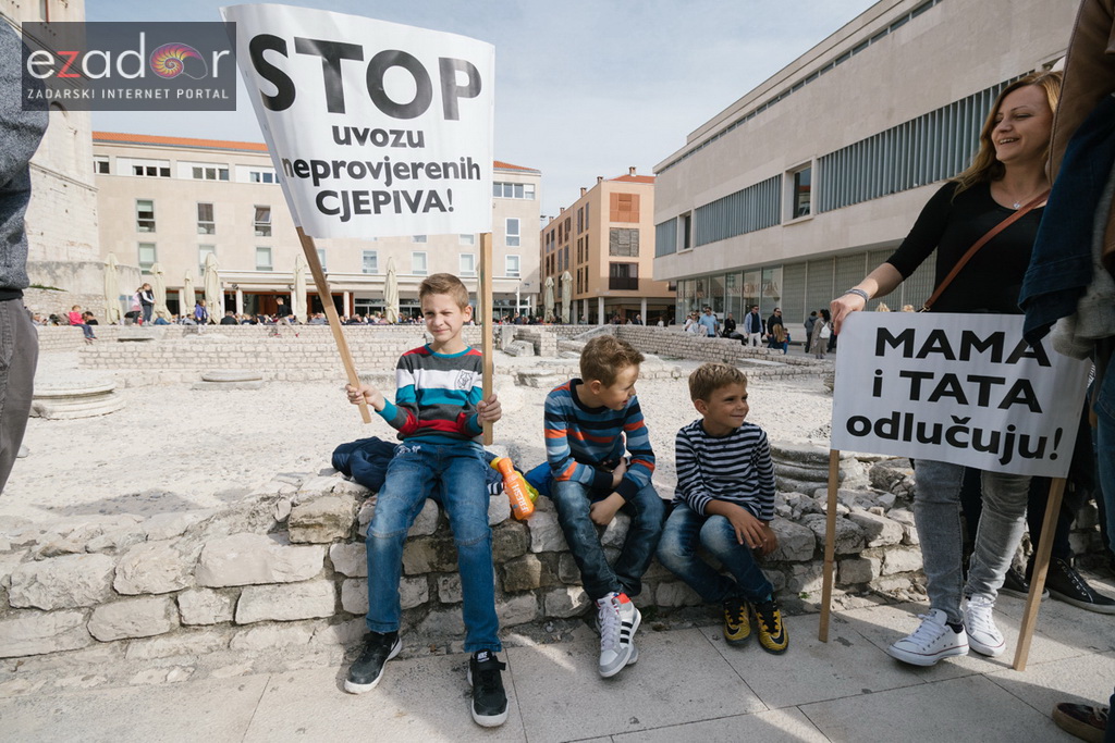 Prosvjedni skup roditelja protiv politike obaveznog cijepljenja Prosvjedni skup roditelja protiv politike obaveznog cijepljenja