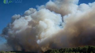 Zemaljske i zračne vatrogasne snage gase veliki šumski požar kod Crvene luke. Foto: Franjo Jurić/eBiograd Zemaljske i zračne vatrogasne snage gase veliki šumski požar kod Crvene luke. Foto: Franjo Jurić/eBiograd
