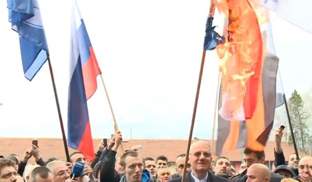 Vojislav Šešelj zapalio hrvatsku zastavu u Beogradu, foto: N1info