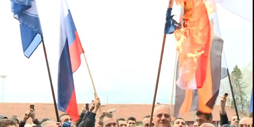 Vojislav Šešelj zapalio hrvatsku zastavu u Beogradu, foto: N1info