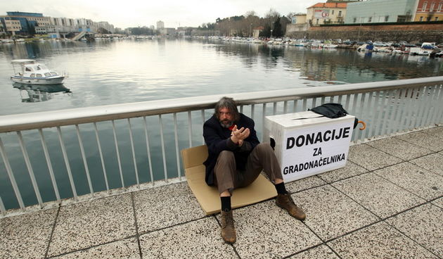 Zadar, 090413.
Zadarski most. Perfomer i kandidat za gradonacelnika Zadra Enio Mestrovic na gradskom mostu odrzava svoj prvi predizborni skup. Mestrovic je predstavio svoju kandidaturu proseci na gradskom mostu.
Foto: Jure Miskovic / CROPIX