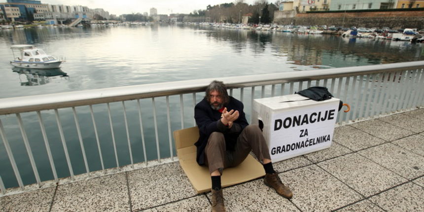 Zadar, 090413.
Zadarski most. Perfomer i kandidat za gradonacelnika Zadra Enio Mestrovic na gradskom mostu odrzava svoj prvi predizborni skup. Mestrovic je predstavio svoju kandidaturu proseci na gradskom mostu.
Foto: Jure Miskovic / CROPIX Zadar, 090413.
Zadarski most. Perfomer i kandidat za gradonacelnika Zadra Enio Mestrovic na gradskom mostu odrzava svoj prvi predizborni skup. Mestrovic je predstavio svoju kandidaturu proseci na gradskom mostu.
Foto: Jure Miskovic / CROPIX