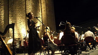 BelCante: Sandra Bagaric i Martina Tomcic ispred crkve sv. Donata BelCante: Sandra Bagaric i Martina Tomcic ispred crkve sv. Donata