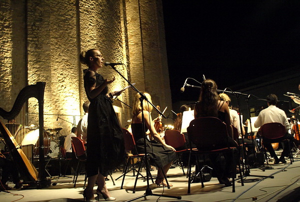 BelCante: Sandra Bagaric i Martina Tomcic ispred crkve sv. Donata BelCante: Sandra Bagaric i Martina Tomcic ispred crkve sv. Donata