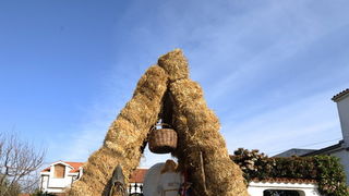 Vodice, 241212.
Josip Matesa Bumba iz Vodica vec godinama izradjuje bozicne jaslice za Vodice, Sibenik i Sibensku Biskupiju, a ove godine ispred svoje obiteljske kuce u Vodicama postavio je jaslice u kojima iznad malog Isusa stoji general Ante Gotovina.
N Vodice, 241212.
Josip Matesa Bumba iz Vodica vec godinama izradjuje bozicne jaslice za Vodice, Sibenik i Sibensku Biskupiju, a ove godine ispred svoje obiteljske kuce u Vodicama postavio je jaslice u kojima iznad malog Isusa stoji general Ante Gotovina.
N