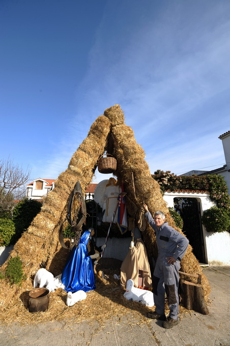 Vodice, 241212.
Josip Matesa Bumba iz Vodica vec godinama izradjuje bozicne jaslice za Vodice, Sibenik i Sibensku Biskupiju, a ove godine ispred svoje obiteljske kuce u Vodicama postavio je jaslice u kojima iznad malog Isusa stoji general Ante Gotovina.
N Vodice, 241212.
Josip Matesa Bumba iz Vodica vec godinama izradjuje bozicne jaslice za Vodice, Sibenik i Sibensku Biskupiju, a ove godine ispred svoje obiteljske kuce u Vodicama postavio je jaslice u kojima iznad malog Isusa stoji general Ante Gotovina.
N