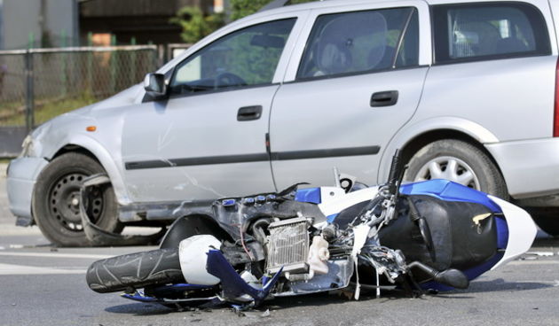 Zagreb, 260909. Zagrebacka cesta, Dugo Selo. Prometna nesreca u kojoj je sudjelovao automobil Opel Astra i motocikl Peugeot Speedfighter. Vozac motocikla je smrtno stradao. Foto: Boris Kovacev / CROPIX