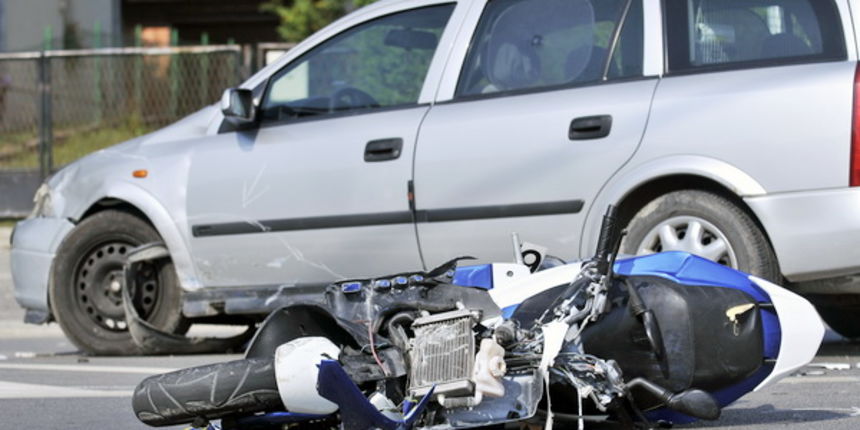 Zagreb, 260909. Zagrebacka cesta, Dugo Selo. Prometna nesreca u kojoj je sudjelovao automobil Opel Astra i motocikl Peugeot Speedfighter. Vozac motocikla je smrtno stradao. Foto: Boris Kovacev / CROPIX