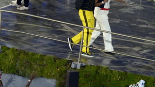 London, 270712.
Olimpijski stadion.
Svecano otvaranje Olimpijskih Igra u Londonu.
Na fotografiji: Usain Bolt nabrzi atleticar na svijetu nosio zastavu za Jamajku pozdravlja publiku.
Foto: Drago Sopta / CROPIX