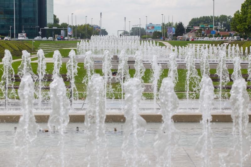 Zagreb: Novouređene fontane u Ulici Hrvatske bratske zajednice puštene u rad Zagreb: Novouređene fontane u Ulici Hrvatske bratske zajednice puštene u rad