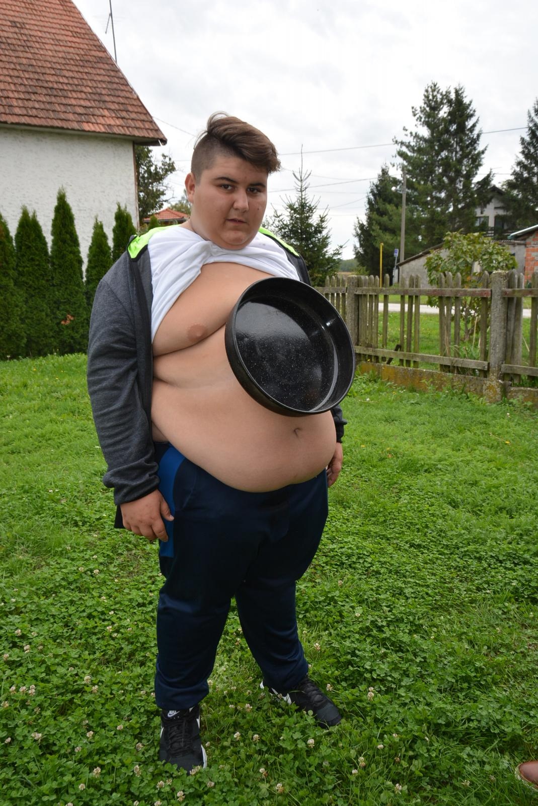 Dječak “magnet” Ivan Stoiljković pokazao svoj jedinstveni dar privlačenja metala Dječak “magnet” Ivan Stoiljković pokazao svoj jedinstveni dar privlačenja metala