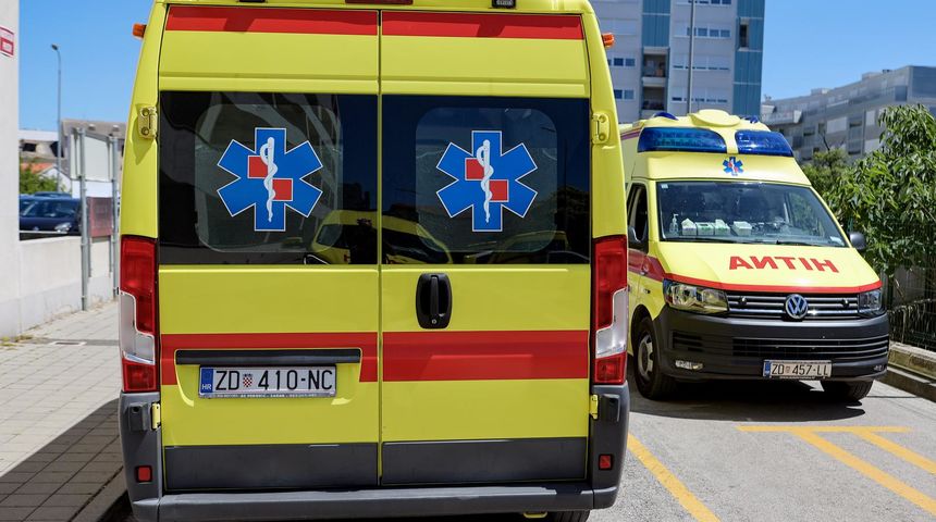 Zadarski vozači Hitne pomoći sirenama podržali prosvjed i uhićenog kolegu Zadarski vozači Hitne pomoći sirenama podržali prosvjed i uhićenog kolegu