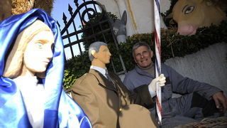 Vodice, 241212.
Josip Matesa Bumba iz Vodica vec godinama izradjuje bozicne jaslice za Vodice, Sibenik i Sibensku Biskupiju, a ove godine ispred svoje obiteljske kuce u Vodicama postavio je jaslice u kojima iznad malog Isusa stoji general Ante Gotovina.
N Vodice, 241212.
Josip Matesa Bumba iz Vodica vec godinama izradjuje bozicne jaslice za Vodice, Sibenik i Sibensku Biskupiju, a ove godine ispred svoje obiteljske kuce u Vodicama postavio je jaslice u kojima iznad malog Isusa stoji general Ante Gotovina.
N