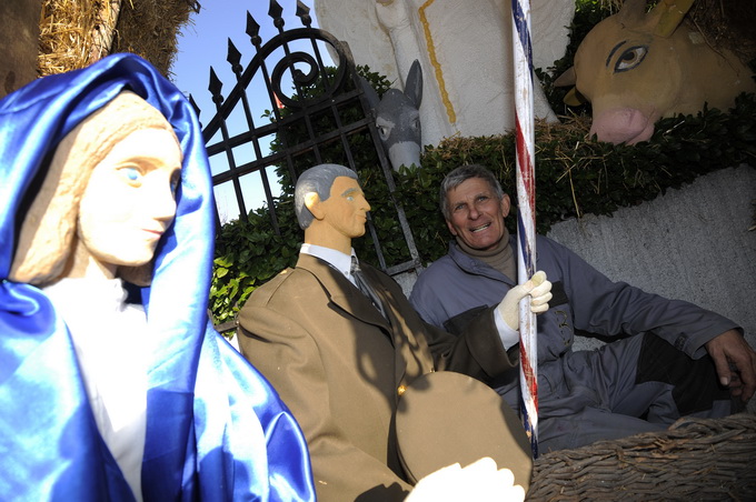 Vodice, 241212.
Josip Matesa Bumba iz Vodica vec godinama izradjuje bozicne jaslice za Vodice, Sibenik i Sibensku Biskupiju, a ove godine ispred svoje obiteljske kuce u Vodicama postavio je jaslice u kojima iznad malog Isusa stoji general Ante Gotovina.
N Vodice, 241212.
Josip Matesa Bumba iz Vodica vec godinama izradjuje bozicne jaslice za Vodice, Sibenik i Sibensku Biskupiju, a ove godine ispred svoje obiteljske kuce u Vodicama postavio je jaslice u kojima iznad malog Isusa stoji general Ante Gotovina.
N