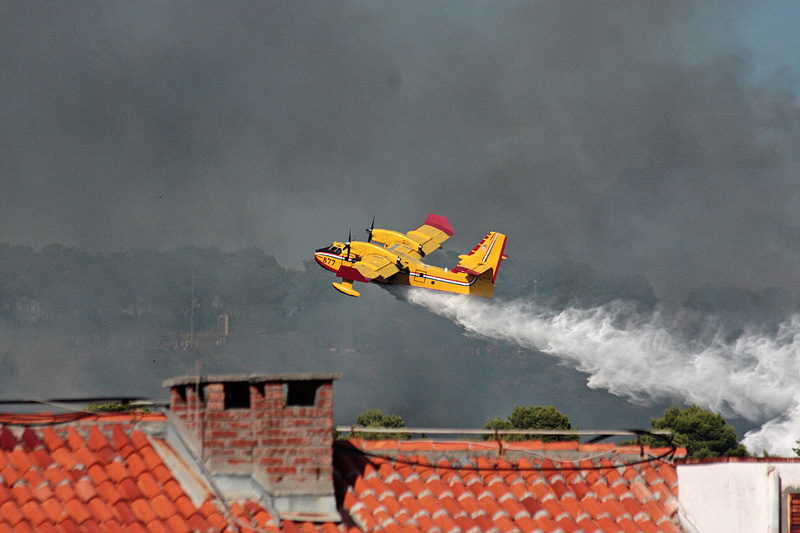 Požar na Plovaniji (foto: Marin Gospić) Požar na Plovaniji (foto: Marin Gospić)