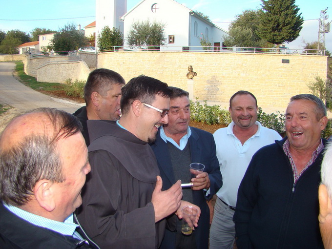 U Buliću otkriveno poprsje don Petra Nakića, foto: Marko Ledenko U Buliću otkriveno poprsje don Petra Nakića, foto: Marko Ledenko