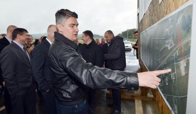 Zabok – Premijer Zoran Milanovic sa zupanom Zeljkom Kolarom i ministrom Sinisom Hajdasem Doncicem u sklopu posjeta Krapinsko-zagorskoj zupaniji razgledao projekt cvora brze ceste Andrijasevec – Bracak. Photo: Marko Jurinec/PIXSELL