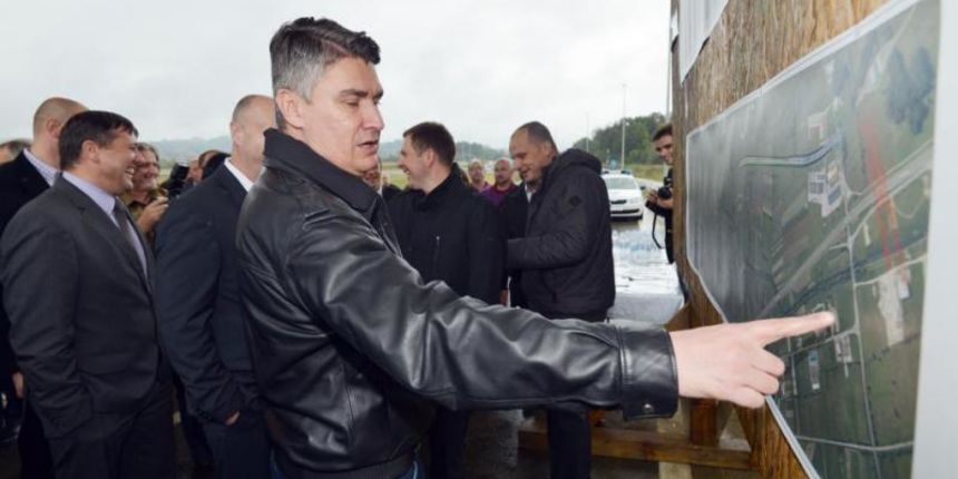 Zabok – Premijer Zoran Milanovic sa zupanom Zeljkom Kolarom i ministrom Sinisom Hajdasem Doncicem u sklopu posjeta Krapinsko-zagorskoj zupaniji razgledao projekt cvora brze ceste Andrijasevec – Bracak. Photo: Marko Jurinec/PIXSELL