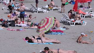 U Splitu je već naveliko počelo guštanje na plaži U Splitu je već naveliko počelo guštanje na plaži