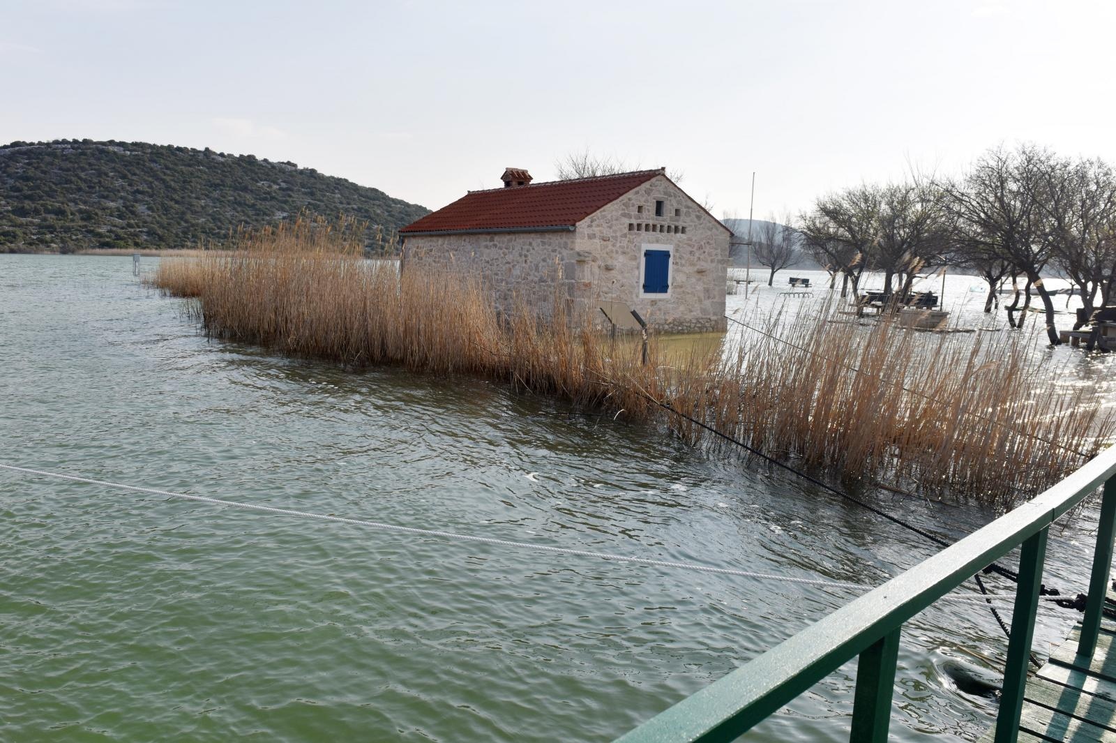 Nezapamćeno visoka razina vodostaja Vranskog jezera Nezapamćeno visoka razina vodostaja Vranskog jezera