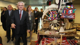 Zadar, 151010.
Predsjednik hrvatske Ivo Josipovic u sklopu posjeta Zadru obisao je i Eko etno sajam koji se ovog tjedna dogadja u dvorani na Visnjiku. Predsjednikje obisao sve izlagace (vise od 300) sa svakim se rukavao i skoro sa svakim slikao.
Na fotogr Zadar, 151010.
Predsjednik hrvatske Ivo Josipovic u sklopu posjeta Zadru obisao je i Eko etno sajam koji se ovog tjedna dogadja u dvorani na Visnjiku. Predsjednikje obisao sve izlagace (vise od 300) sa svakim se rukavao i skoro sa svakim slikao.
Na fotogr