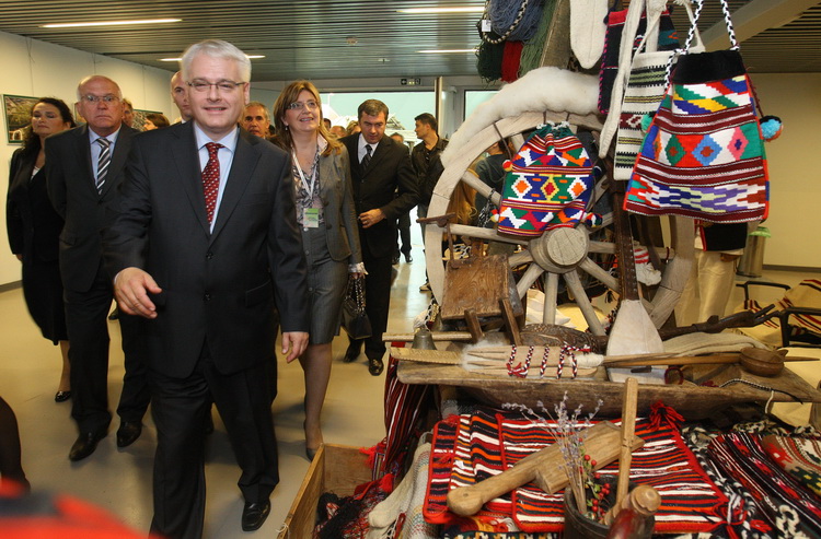Zadar, 151010.
Predsjednik hrvatske Ivo Josipovic u sklopu posjeta Zadru obisao je i Eko etno sajam koji se ovog tjedna dogadja u dvorani na Visnjiku. Predsjednikje obisao sve izlagace (vise od 300) sa svakim se rukavao i skoro sa svakim slikao.
Na fotogr Zadar, 151010.
Predsjednik hrvatske Ivo Josipovic u sklopu posjeta Zadru obisao je i Eko etno sajam koji se ovog tjedna dogadja u dvorani na Visnjiku. Predsjednikje obisao sve izlagace (vise od 300) sa svakim se rukavao i skoro sa svakim slikao.
Na fotogr
