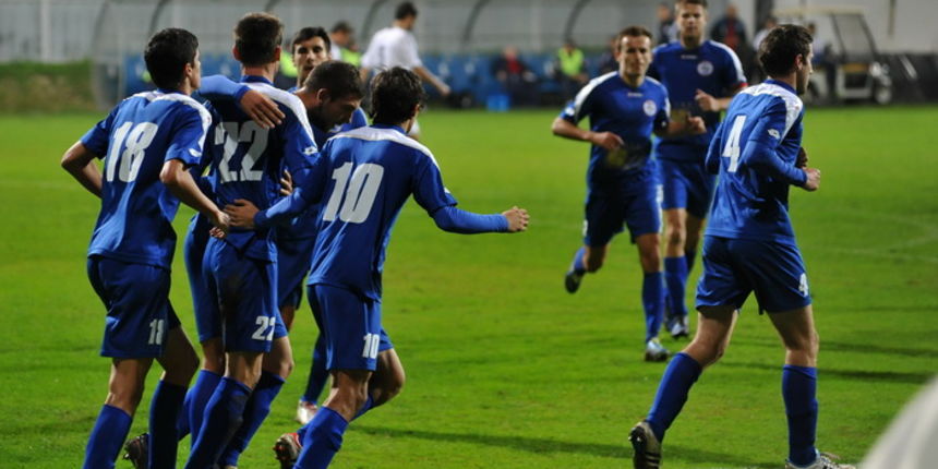 Zadar, 201112
Stadion Stanovi. 1/4 finala hrvatskog nogometnog kupa. NK Zadar – NK Slaven Belupo.
Na fotografiji: detalj s utakmice; slavlje Zadrana nakon pogotka za 1:0 pred kraj prvog poluvremena.
Foto: Luka Gerlanc / CROPIX Zadar, 201112
Stadion Stanovi. 1/4 finala hrvatskog nogometnog kupa. NK Zadar – NK Slaven Belupo.
Na fotografiji: detalj s utakmice; slavlje Zadrana nakon pogotka za 1:0 pred kraj prvog poluvremena.
Foto: Luka Gerlanc / CROPIX