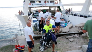 Jablanac, 170811.
U pomorskoj havariji trajekt Rapske plovidbe “Barbat” oko 18 sati, prilikom pristajanja u luku Jablanac ostao je bez pogona i udario u rivu koja je ujedno i mjesna plaza. Ozlijedjeno je sedam osoba. Ocevid je u tijeku.
Foto: Goran Novotn