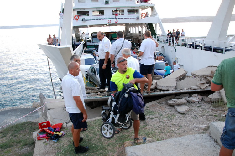 Jablanac, 170811.
U pomorskoj havariji trajekt Rapske plovidbe “Barbat” oko 18 sati, prilikom pristajanja u luku Jablanac ostao je bez pogona i udario u rivu koja je ujedno i mjesna plaza. Ozlijedjeno je sedam osoba. Ocevid je u tijeku.
Foto: Goran Novotn