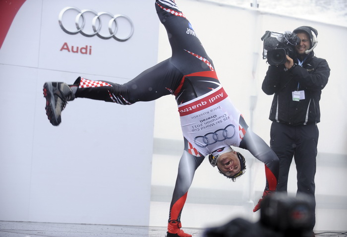 Lenzerheide, 190311.
Zavrsnica Svjetskog skijaskog kupa u skijanju u svicarskom mjestu Lenzerheide, Ivica Kostelic kao najbolji skijas u ukupnom poretku osvajac velikog kristalnog globusa. 
Na slici: Kostelic slavi radeci zvijezdu pred odlazak na postolje