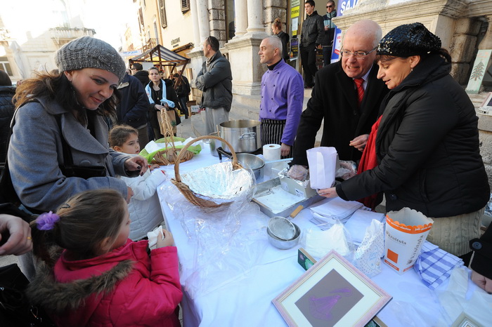 Zadar, 221212.
Predblagdansko subotnje jutro na zadarskom Poluotoku bilo je bogato raznim dogadjanjima. Tako su na trgu Caritas Zadarske nadbiskupije i Dom za odrasle osobe sv. Frane organizirali humanitarnu akciju Zadar, 221212.
Predblagdansko subotnje jutro na zadarskom Poluotoku bilo je bogato raznim dogadjanjima. Tako su na trgu Caritas Zadarske nadbiskupije i Dom za odrasle osobe sv. Frane organizirali humanitarnu akciju