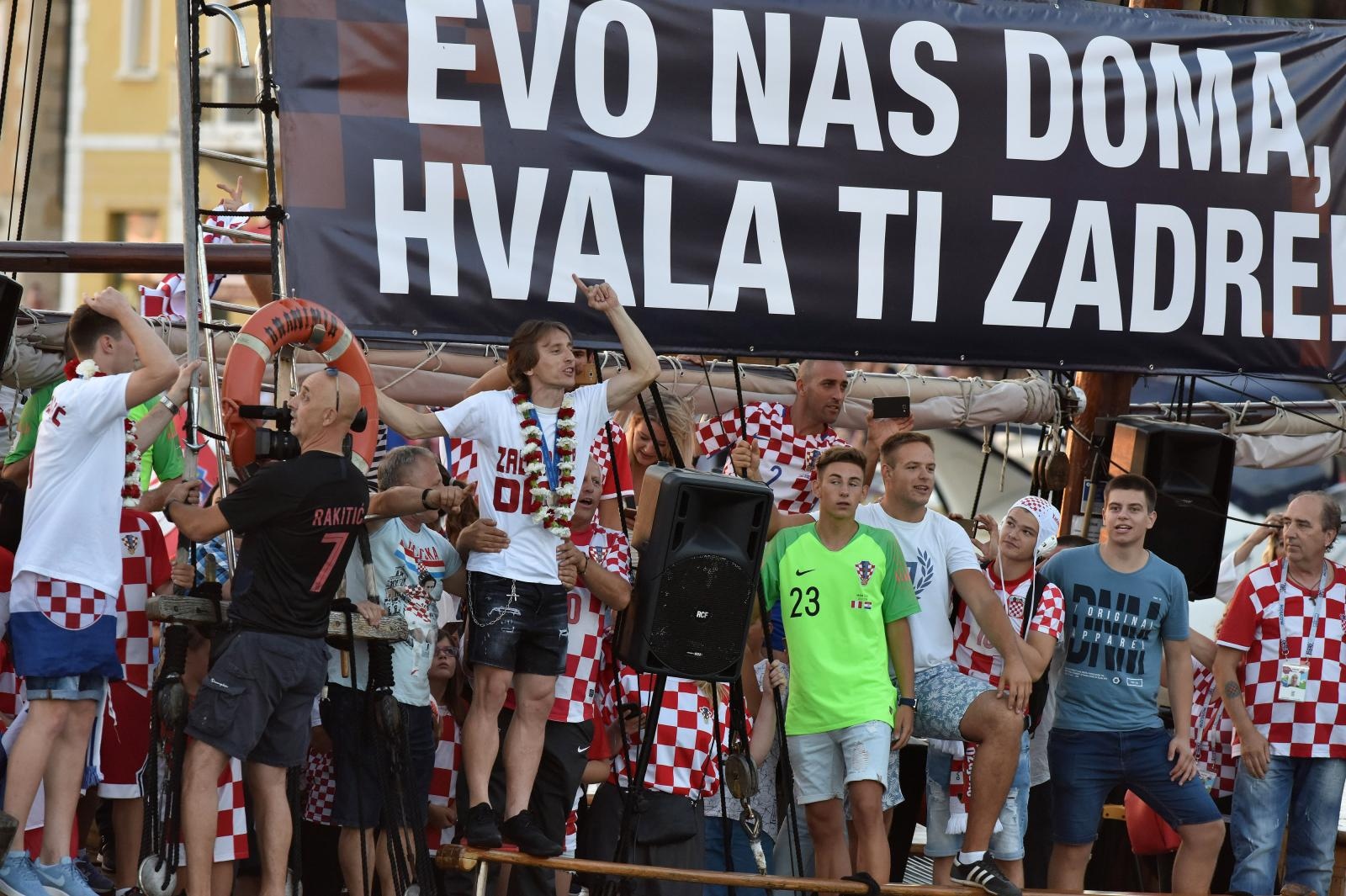 Svečani doček zadarskih Vatrenih: Jedrenjakom Branimir plovili od Gradskog mosta do gata na zadarskoj rivi