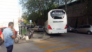 Svakodnevne situacije zadarskom na poluotoku: prometne nevolje zbog lošeg rješenja ukrcajno/iskrcajnih mjesta za turističke autobuse