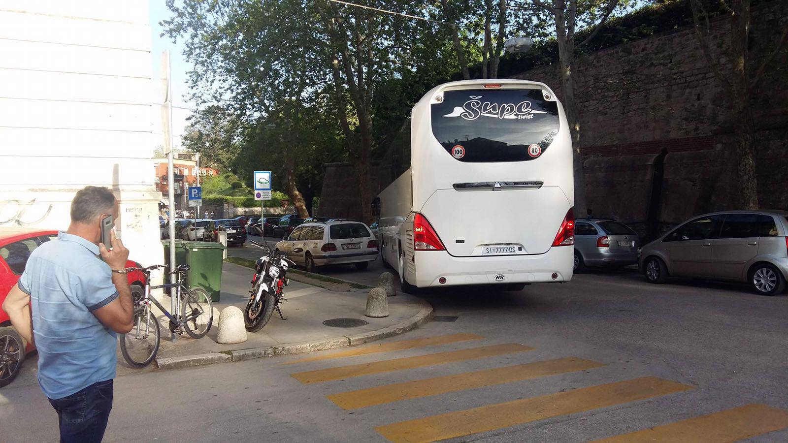 Svakodnevne situacije zadarskom na poluotoku: prometne nevolje zbog lošeg rješenja ukrcajno/iskrcajnih mjesta za turističke autobuse