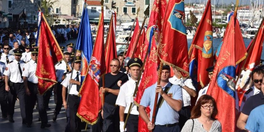 Vodice: Mimohodom vatrogasaca započelo obilježavanje 9. obljetnice kornatske tragedije. Photo: Hrvoje Jelavić/PIXSELL Vodice: Mimohodom vatrogasaca započelo obilježavanje 9. obljetnice kornatske tragedije. Photo: Hrvoje Jelavić/PIXSELL