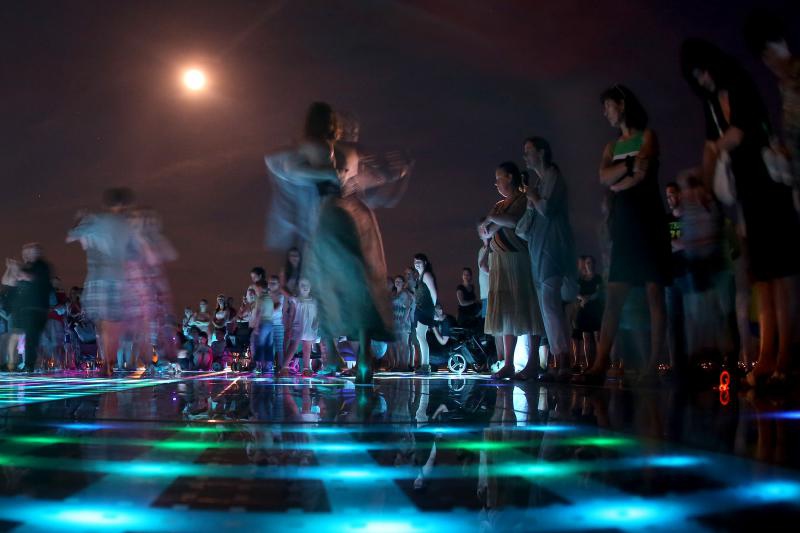 20.06.2013., Zadar – Pod gotovo punim mjesecom na instalaciji Pozdrav Suncu otvoren je 4. festival tanga.Photo: Filip Brala/PIXSELL 20.06.2013., Zadar – Pod gotovo punim mjesecom na instalaciji Pozdrav Suncu otvoren je 4. festival tanga.Photo: Filip Brala/PIXSELL