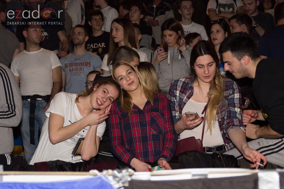 Humanitarno gledanje utakmice Zadar-Cibona (85-84) u Jazinama Humanitarno gledanje utakmice Zadar-Cibona (85-84) u Jazinama