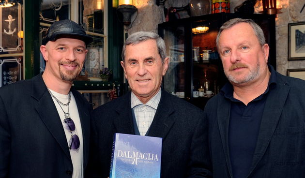 Split, 091211.
Don Ivan Grubisic proslavio ulazak u Sabor sa istomisljenicima iz Udruge Dalmacija u konobi Vidjakovi.
Na slici: Dragan Lukic-Lvky, don Ivan grubisic i Ante Mekinic /autor knjige Dalmacija ruza svijetova.
Foto: Jadran Babic / CROPIX