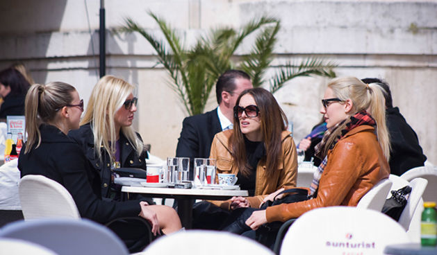 Đir po gradu 21. ožujka 2011., prijateljice, žene, kava (foto:Saša Čuka)