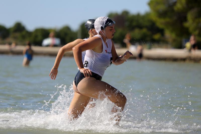 Na plaži u Zatonu kod Zadra održan je tečaj Hrvatskog crvenog križa za  djevojke i mladiće kako bi dobili licencu za spasioce na plažama Zadarske županije. Photo: Filip Brala/PIXSELL