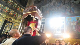 Skopje, 080412.
Nesvakidasnji fenomen prociscavanja fresaka poceo se dogadjati u unutrasnjosti poznate skopske crkve Sveti Velikomucenik Dimitrija. Freske u unutrasnjosti crkve, na kojima se godinama talozio dim od izgorjelih svijeca koje su palili vjerni Skopje, 080412.
Nesvakidasnji fenomen prociscavanja fresaka poceo se dogadjati u unutrasnjosti poznate skopske crkve Sveti Velikomucenik Dimitrija. Freske u unutrasnjosti crkve, na kojima se godinama talozio dim od izgorjelih svijeca koje su palili vjerni