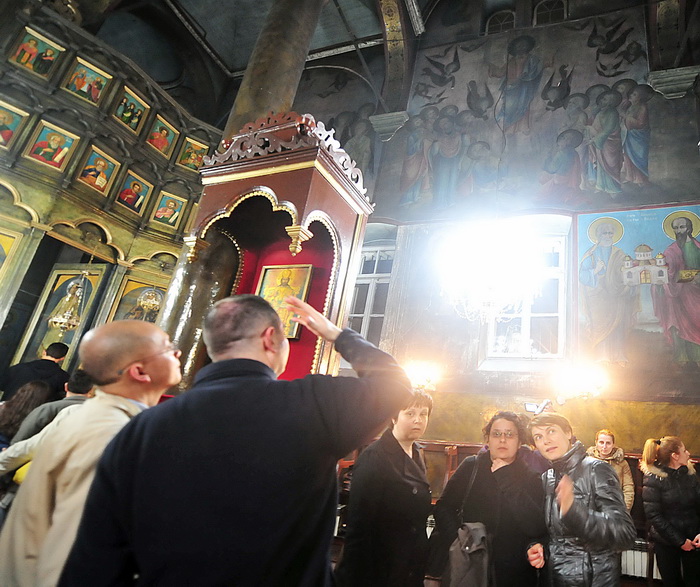 Skopje, 080412.
Nesvakidasnji fenomen prociscavanja fresaka poceo se dogadjati u unutrasnjosti poznate skopske crkve Sveti Velikomucenik Dimitrija. Freske u unutrasnjosti crkve, na kojima se godinama talozio dim od izgorjelih svijeca koje su palili vjerni Skopje, 080412.
Nesvakidasnji fenomen prociscavanja fresaka poceo se dogadjati u unutrasnjosti poznate skopske crkve Sveti Velikomucenik Dimitrija. Freske u unutrasnjosti crkve, na kojima se godinama talozio dim od izgorjelih svijeca koje su palili vjerni