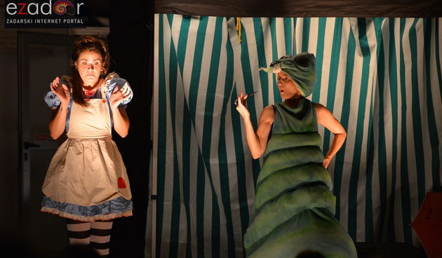 Stanarska fešta 2017: Predstava “U zemlji čudesa” Teatra Dragon