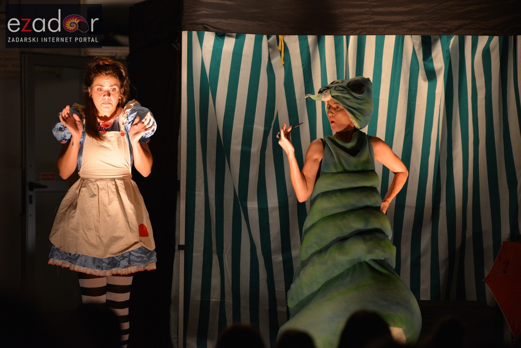 Stanarska fešta 2017: Predstava “U zemlji čudesa” Teatra Dragon Stanarska fešta 2017: Predstava “U zemlji čudesa” Teatra Dragon