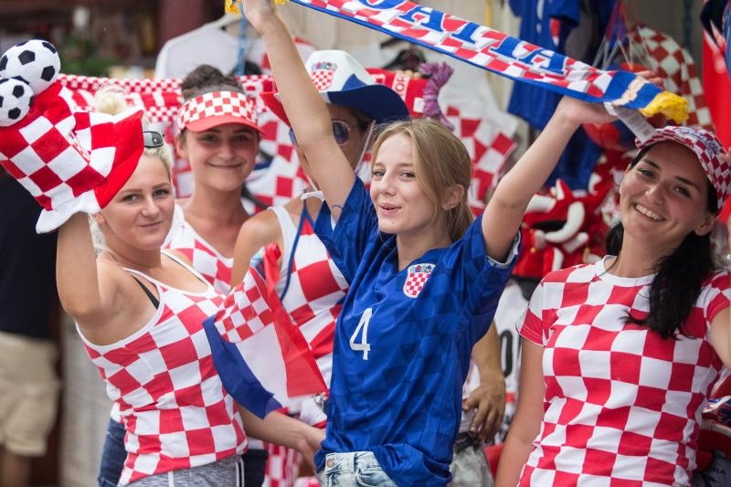 Hrvatski navijači okupirali Lens uoči utakmice s Portugalom, Photo: PIXSELL Hrvatski navijači okupirali Lens uoči utakmice s Portugalom, Photo: PIXSELL