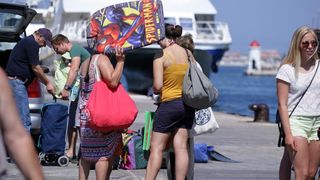 26.07.2013., Zadar – Velika guzva u zadarskoj trajektnoj luci. Photo: Zeljko Mrsic/PIXSELL Autor Zeljko Mrsic/PIXSELL guzve, trajekt, Luka, turisti 26.07.2013., Zadar – Velika guzva u zadarskoj trajektnoj luci. Photo: Zeljko Mrsic/PIXSELL Autor Zeljko Mrsic/PIXSELL guzve, trajekt, Luka, turisti